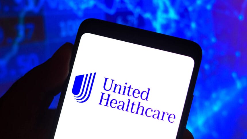 BRAZIL - 2022/01/03: In this photo illustration, the UnitedHealthcare logo seen displayed on a smartphone screen. (Photo Illustration by Rafael Henrique/SOPA Images/LightRocket via Getty Images)